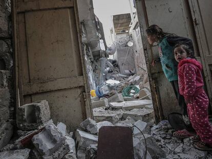 Dos hermanas palestinas inspeccionan los destrozos registrados en unas instalaciones de Hamas próximas a su casa, este martes tras un ataque aéreo israelí en la Ciudad de Gaza.