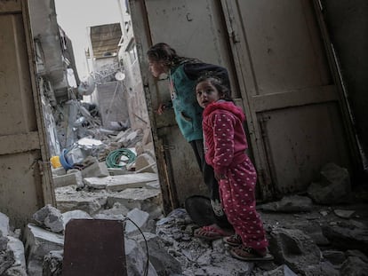 Dos hermanas palestinas inspeccionan los destrozos registrados en unas instalaciones de Hamas próximas a su casa, este martes tras un ataque aéreo israelí en la Ciudad de Gaza.