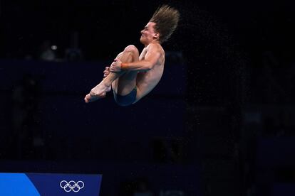 El australiano Cassiel Rousseau durante un salto en la final de plataforma de 10 metros en el Centro Acuático de Tokio.