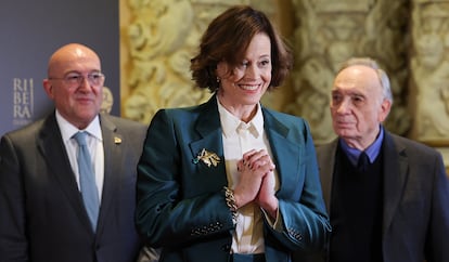 La actriz y productora Sigourney Weaver, Goya Internacional en esta edición, el viernes en su rueda de prensa junto al alcalde de Valladolid, Jesús Julio Carnero, y el presidente de la Academia de cine, Fernando Méndez-Leite.