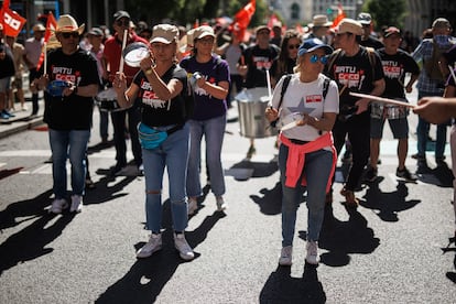 Participantes en la batukada del Día Internacional de los Trabajadores en Madrid. 