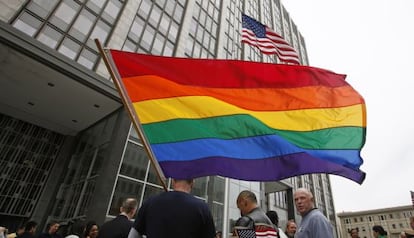 Bandera arcoiris frente a un edificio federal en San Francisco en 2010.