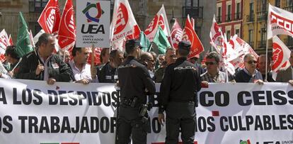 Varios efectivos de la polic&iacute;a ante una manifestaci&oacute;n por Le&oacute;n para rechazar los despidos que planea el Banco Ceiss.