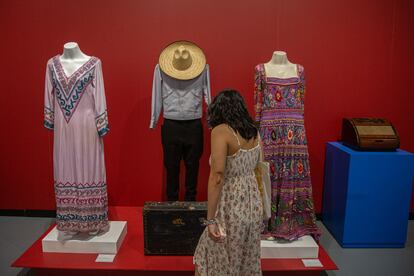 Una mujer admira algunos de los vestuarios expuestos en una de las salas del Museo Nacional de las Culturas Populares, este viernes.