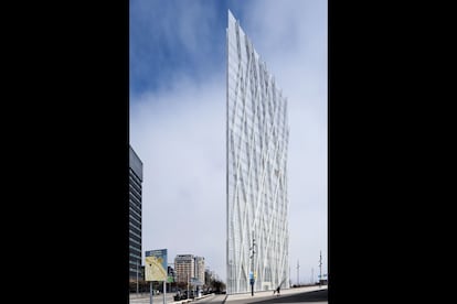 De 110 metros de altura, la Torre Diagonal ZeroZero, obra del estudio de Enric Massip-Bosch, se ubica en el origen de la Diagonal, la principal avenida de Barcelona, presentándose a la ciudad como un prisma trapezoidal, ligero y de cristales blanquecinos, en el que destaca la transparencia de sus volúmenes dinámicos. Destaca asimismo el entramado romboidal de la fachada, que consiste en un muro cortina modular de perfilería de aluminio blanco y vidrio extraclaro parcialmente serigrafiado.