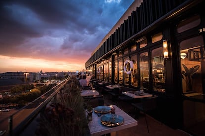 La orientación sur del ‘rooftop' del <a href="https://www.onlyyouhotels.com/hoteles/only-you-hotel-atocha/" target="_blank">hotel Only You Atocha </a>ofrece unas vistas poco habituales en Madrid, desde uno de los puntos más interesantes de la ciudad para quedar y tomar algo. Y, además, frente a la mítica estación de Atocha. Los domingos hay un ‘brunch’, la excusa perfecta (paseo Infanta Isabel, 13).