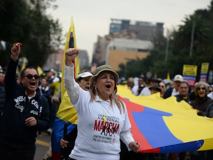 Cientos de personas participan en una manifestación para rechazar las reformas del Gobierno del presidente Gustavo Petro en Bogotá, Colombia.