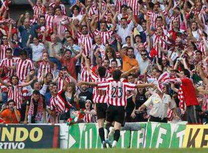 Aduriz corre a abrazar a Gabilondo tras el segundo gol del Athletic.