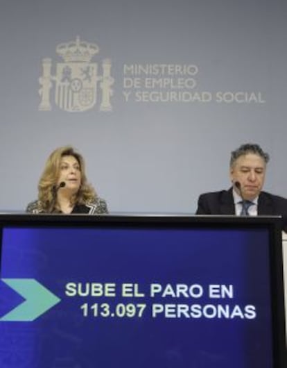 La secretaria de Estado de Empleo, Engracia Hidalgo, junto al secretario de Estado de la Seguridad Social, Tom&aacute;s Burgos, en la rueda de prensa para presentar los datos del mercado laboral en enero.