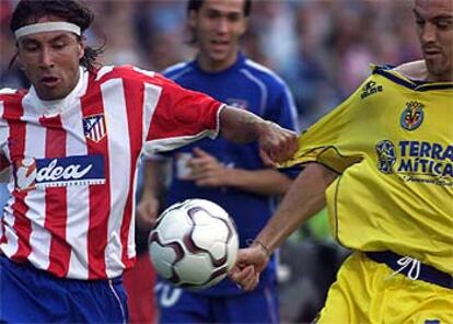 José Mari y Ballesteros forcejean por el balón.