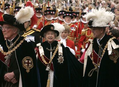 La reina Isabel II y su esposo Felipe de Edimburgo, durante la sesión anual de la Orden de Jarretera en Windsor (Reunido Unido), el 18 de junio de 2007.