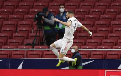 Karim Benzema celebra su gol en los minutos finales, el del empate del Real Madrid.