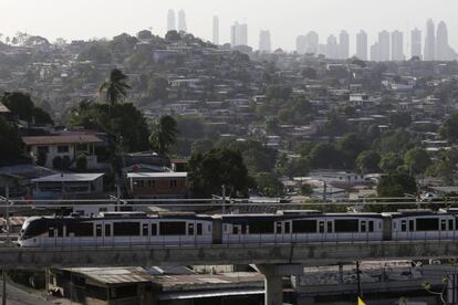 La silueta de los rascacielos recortan la línea del horizonte de la capital panameña al paso del suburbano.