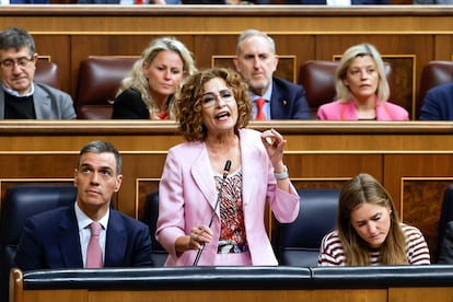La vicepresidenta primera y Ministra de Hacienda, María Jesús Montero, interviene en la sesión de control al Ejecutivo, este miércoles.