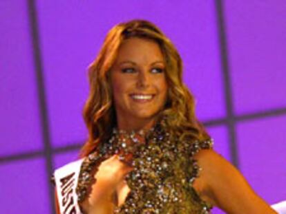 Jennifer Hawkins, Miss Australia, desfila poco antes de ser coronada como Miss Universo 2004