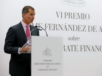 Felipe VI durante la entrega del premio Jaime Fern&aacute;ndez de Araoz de finanzas corporativas en el Colegio Universitario de Estudios Financieros de Madrid
 