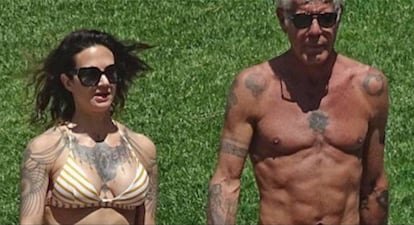 Anthony Bourdain y Asia Argento durante las vacaciones estivales de 2017.