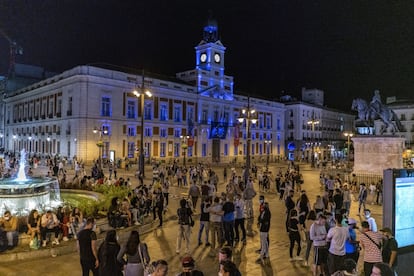 En Madrid la fiesta se adueñó de la Puerta del Sol y la policía hizo 450 intervenciones. En la imagen, decenas de personas en la Puerta del Sol de Madrid, antes de que finalice el estado de alarma.