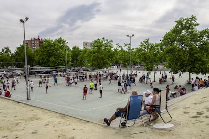 Pistas de ecuavoley en el Pozo Entrevías (Vallecas), donde se juegan varios partidos simultáneamente, situado justo enfrente de la estación de Renfe, es uno de los puntos a los que se desplaza más gente en toda la Comunidad de Madrid.