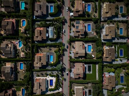 Vista aérea de la urbanizacion Reidencial Golf de Peralada con piscinas en muchos de los jardines.
