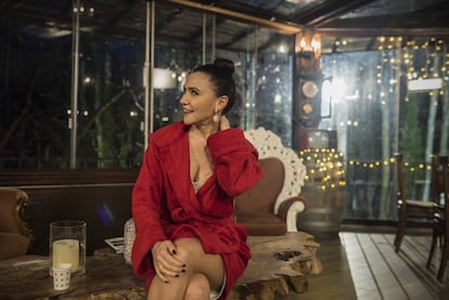 La cantante y actriz, Sevval Sam, tras rodar una escena en un bosque de Estambul. El extrarradio de la ciudad del Bósforo es decorado de numerosas telenovelas: rodar en el centro de la ciudad, dadas sus aglomeraciones y su tráfico resulta prácticamente imposible.