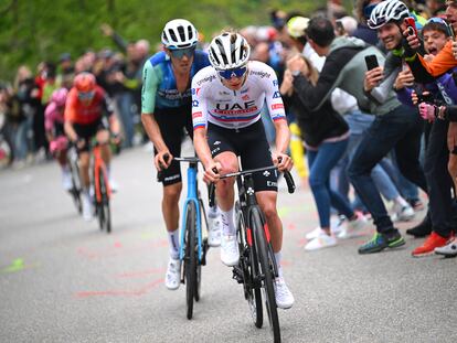 Tadej Pogacar, del UAE, y Ben O'Connor, del AG2R La Mondiale atacan en el Santuario di Oropa, en la segunda etapa del Giro.