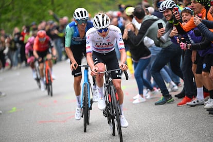 Tadej Pogacar, del UAE, y Ben O'Connor, del AG2R La Mondiale atacan en el Santuario di Oropa, en la segunda etapa del Giro.