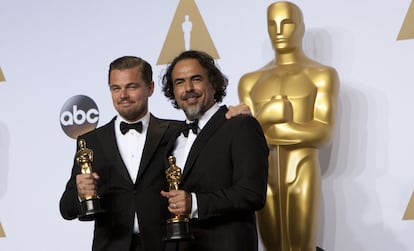 Alejandro Gonz&aacute;lez I&ntilde;&aacute;rritu y Leonardo DiCaprio posan con sus respectivos Oscar.