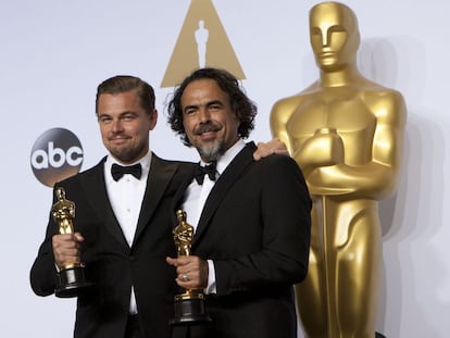 Alejandro Gonz&aacute;lez I&ntilde;&aacute;rritu y Leonardo DiCaprio posan con sus respectivos Oscar.