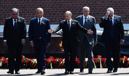 Putin (centro), acompañado de derecha a izquierda por el presidente de Bielorrusia, Alexander Lukashenko, el de Abjazia, Aslan Bzhania, Moldavia, Igor Dodon, y Tayikistán, Emomali Rahmon, en un acto durante el desfile por el Día de la Victoria sobre los nazis, este miércoles en Moscú.
