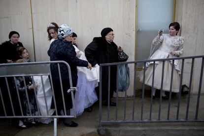 A Jewish bride arrives with family members during her wedding to the grandson of the Rabbi of the Tzanz Hasidic dynasty community, in Netanya, Israel, Tuesday, March 15, 2016. (AP Photo/Oded Balilty) 