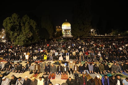 Musulmanes palestinos rezan durante el Ramadán en el recinto de la mezquita de Al Aqsa, en Jerusalén.