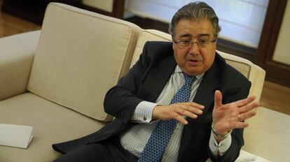 Juan Ignacio Zoido, ministro del Interior, durante la entrevista con EL PAÍS.