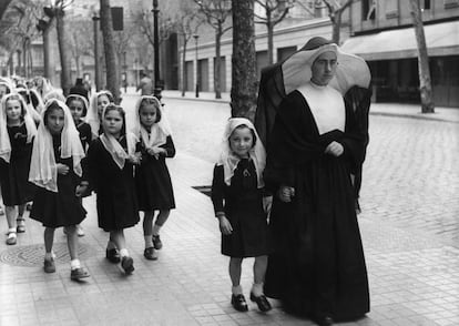 Un grupo de escolares en Barcelona en 1951.