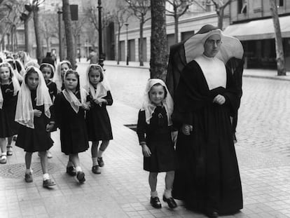 Un grupo de escolares en Barcelona en 1951.
