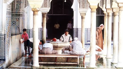 Creyentes musulmanes efectúan las abluciones antes de proceder a la oración en una mezquita de Marruecos.