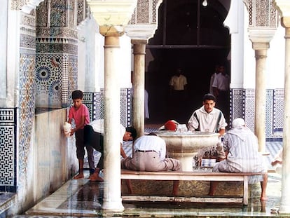 Creyentes musulmanes efect&uacute;an las abluciones antes de proceder a la oraci&oacute;n en una mezquita de Marruecos.