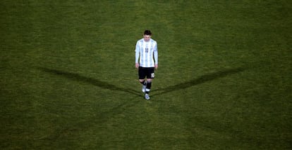 Messi, abandona el campo, con la camiseta de la selecci&oacute;n argentina.