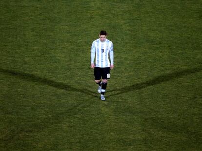 Messi, abandona el campo, con la camiseta de la selecci&oacute;n argentina.