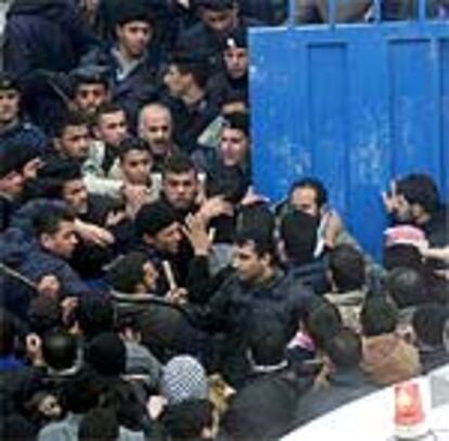 Policías palestinos se enfrentan con militares de Hamás, que pedían la liberación de sus líderes, en la puerta de la prisión de Nablús.