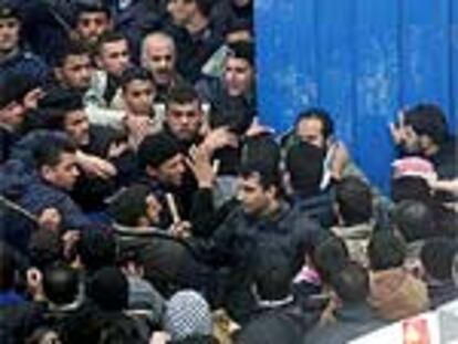 Policías palestinos se enfrentan con militares de Hamás, que pedían la liberación de sus líderes, en la puerta de la prisión de Nablús.