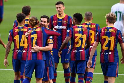 Los jugadores del Barcelona celebran el gol de Griezmann ante el Elche en el Gamper.