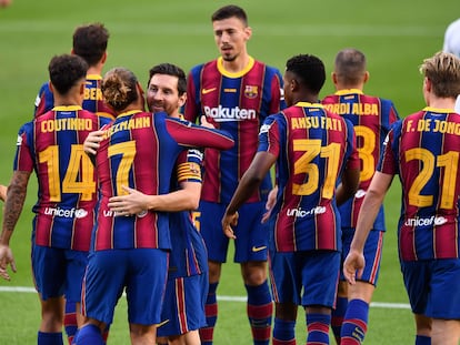 Los jugadores del Barcelona celebran el gol de Griezmann ante el Elche en el Gamper.