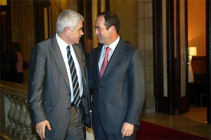 Pasqual Maragall y José Bono, antes de la entrevista en el Parlamento catalán.