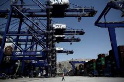 Unos puentes-gra, fotografiados durante la descarga del buque portacontenedores de bandera paname?a "Ever Steady" en la terminal de carga de la empresa china COSCO en el puerto del Pireo (Grecia). EFE/Archivo