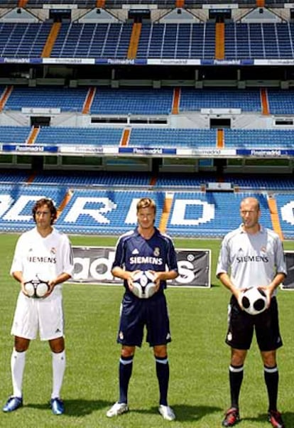 Los 'galácticos' con las tres equipaciones del Real Madrid para la temporada 2005-2006.