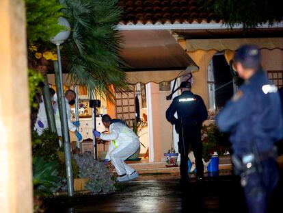 La policía científica, este miércoles, en el interior del chalet donde apareció el cadáver.