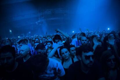 Público bailando en el concierto de The Chemical Brothers.