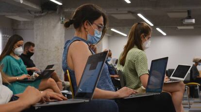 Alumnos del 'Summer Booster' en el campus de IE University, en Madrid.