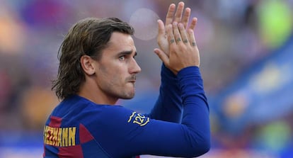 Griezmann, aplaude a la afición durante el Gamper.